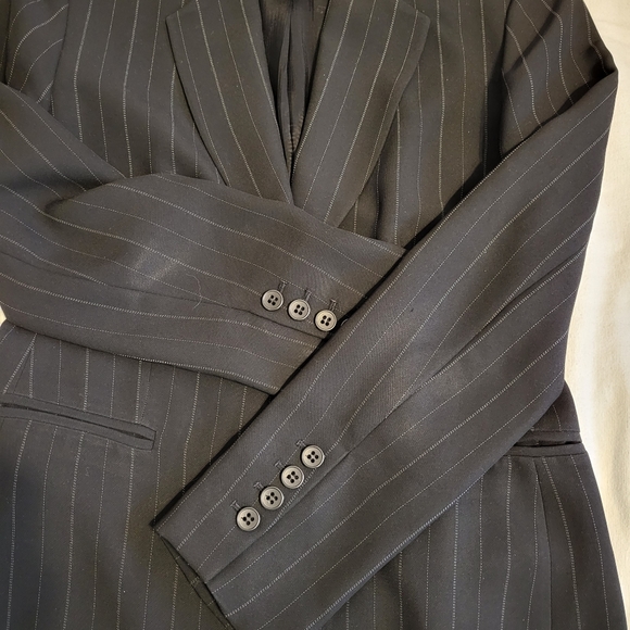 Anne Taylor Loft petite black+white pinstripe waist length blazer Size 0 - Picture 12 of 15